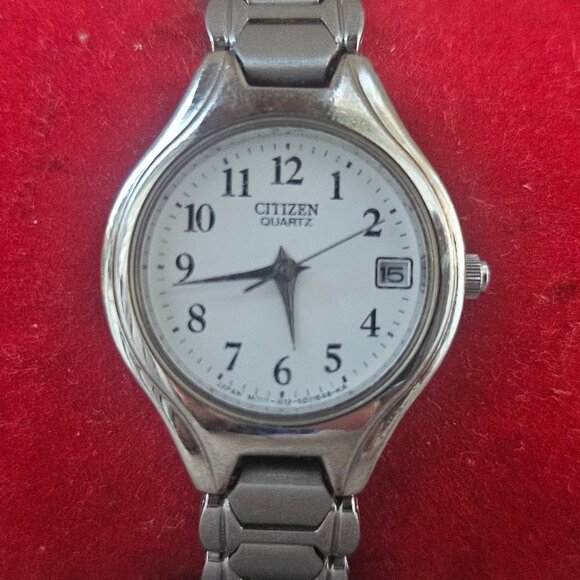 Vintage Seiko Quartz Ladies Wristwatch Silver Tone Analog Watch Date Calendar main image 10
